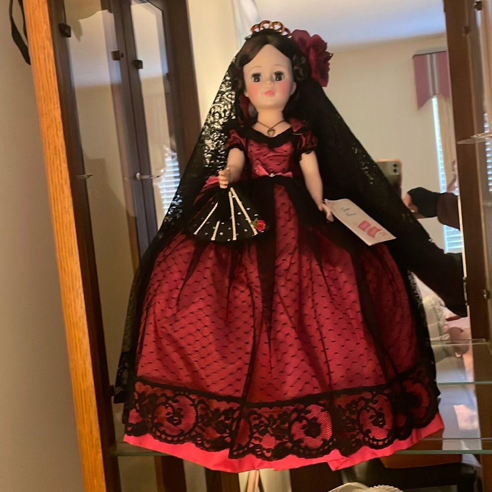 Madame Alexander Spanish Red:/Black Lace “Goya’s Portrait” 21” Doll